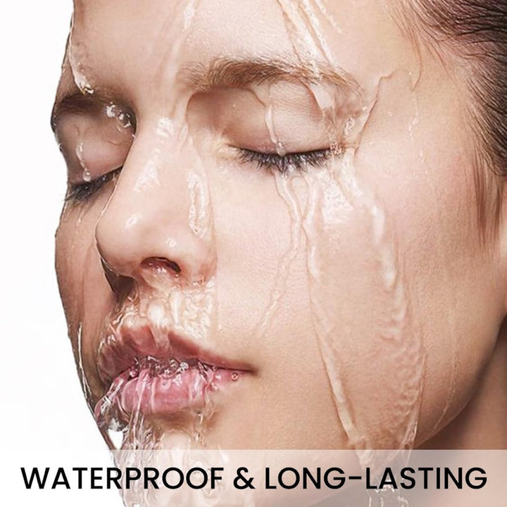Et nærbillede af en persons ansigt med lukkede øjne, mens vandet strømmer ned. Teksten lyder: WATERPROOF & LONG-LASTING Refectocil SUAKE Øjenbrynsfarve / Eyebrow Tint Pen #1 Lysebrun.