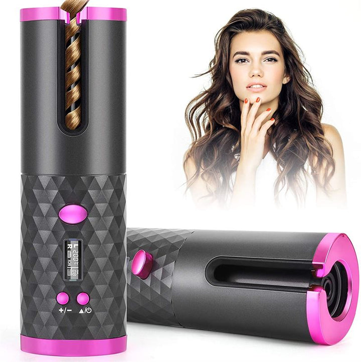 Stylemekka.dk Trådløs Krøllejern - Ledningsfri Automatisk Hair Curler er vist i sort og pink: en enhed krøller et hårstrå lodret, mens en anden ligger fladt. En kvinde med bølget brunt hår smiler i baggrunden.