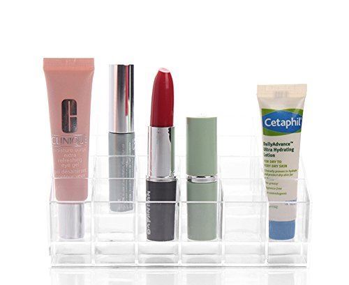 UNIQ Akryl Makeup Organizer med 24 Rum fra UNIQ viser fire makeup-essentials: pink Clinique lipgloss, sølv mascara, rød læbestift i etui og lille tube Cetaphil lotion-perfekt opbevaring af makeup.