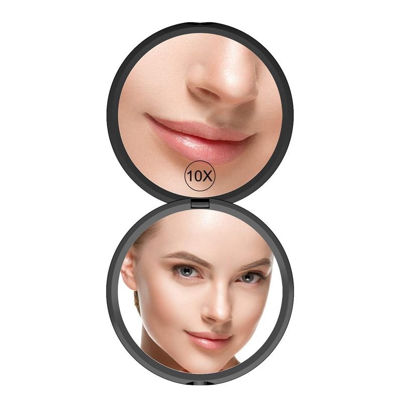 UNIQ Kompakt Dobbeltsidet Spejl med x10 Forstørrelse fra UNIQ viser foroven et nært billede af læber og næse, mens spejlet forneden giver en klar refleksion af ansigtet.