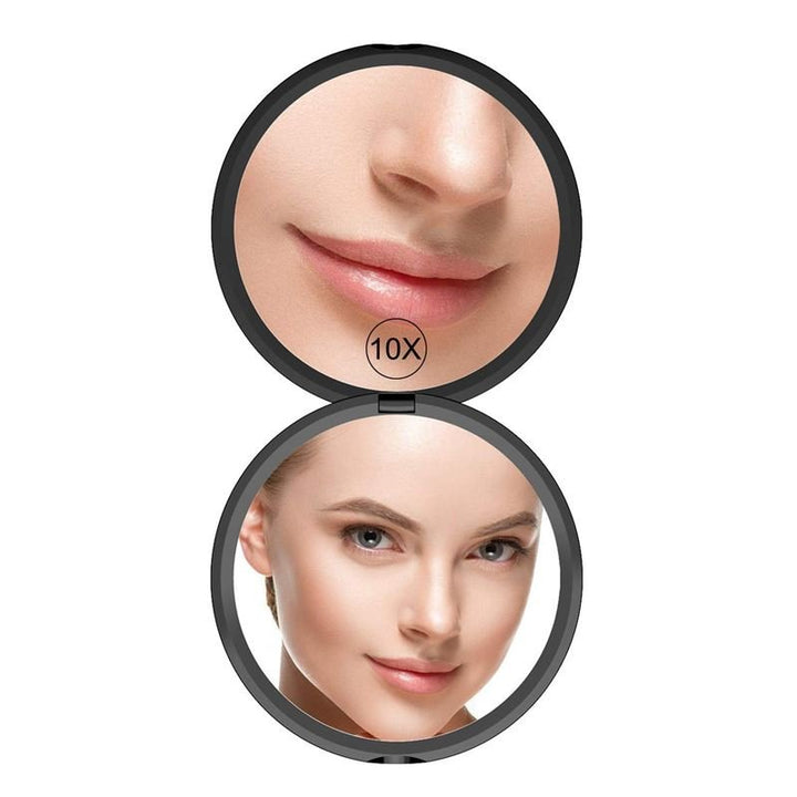 UNIQ Kompakt Dobbeltsidet Spejl med x10 Forstørrelse fra UNIQ viser foroven et nært billede af læber og næse, mens spejlet forneden giver en klar refleksion af ansigtet.