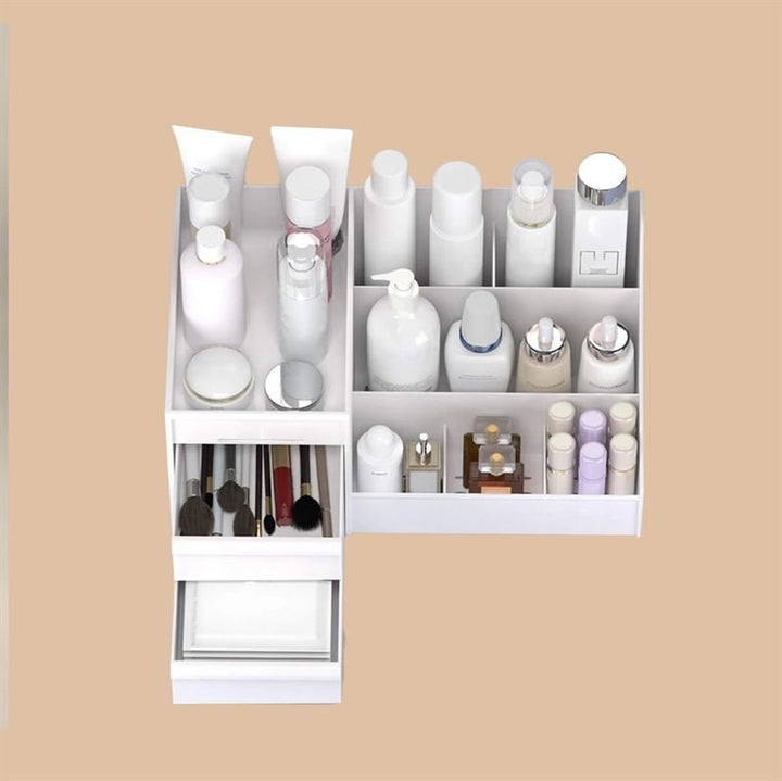 En UNIQ Kosmetik Organizer | P110 | Hvid by UNIQ ordner kosmetikflasker, krukker, tuber, makeupbørster og læbestifter i separate rum og skuffer på en beige baggrund.