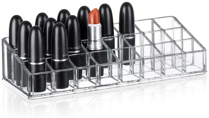 UNIQ Læbestift Organizer med 24 Rum | U302 fra UNIQ har plads til ni sorte MAC-læbestifter og en åben orangerød tube med masser af tomme pladser, hvilket gør den til den ideelle opbevaring af din yndlingslæbestift.