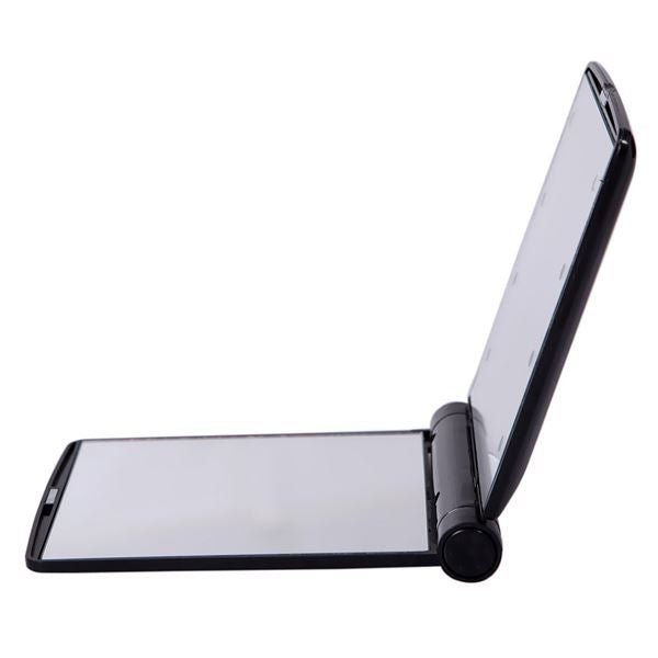 UNIQ Lomme- og Makeup Spejl med LED Lys fra UNIQ er vist i sort, delvist åben i en 90-graders vinkel, hvilket fremhæver det rektangulære, foldbare design med to reflekterende overflader og et forbindelseshængsel.