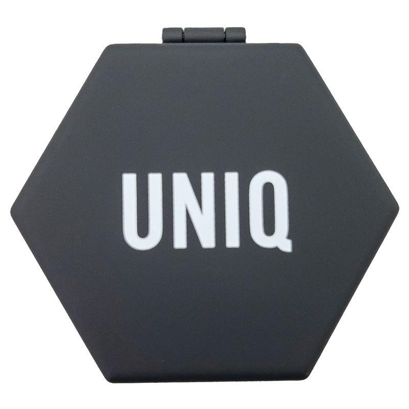 UNIQ Mini Kompakt Hexagon Spejl er en sort, sekskantet kompakttaske fra UNIQ med en fed hvid branding på forsiden. Dens hængslede design gør den nem at åbne og ideel til enhver håndtaske.