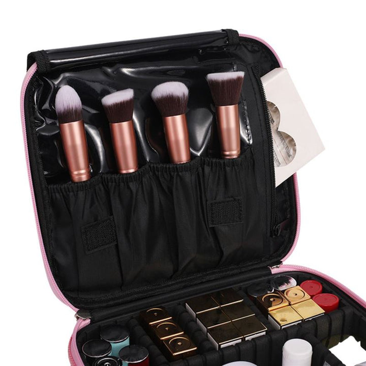 UNIQ Rejsetoilettaske / Kosmetiktaske fra UNIQ i pink har elastiske lommer til fire makeupbørster, rum til læbestifter og organiserede rum, så du nemt kan opbevare alt dit makeup.