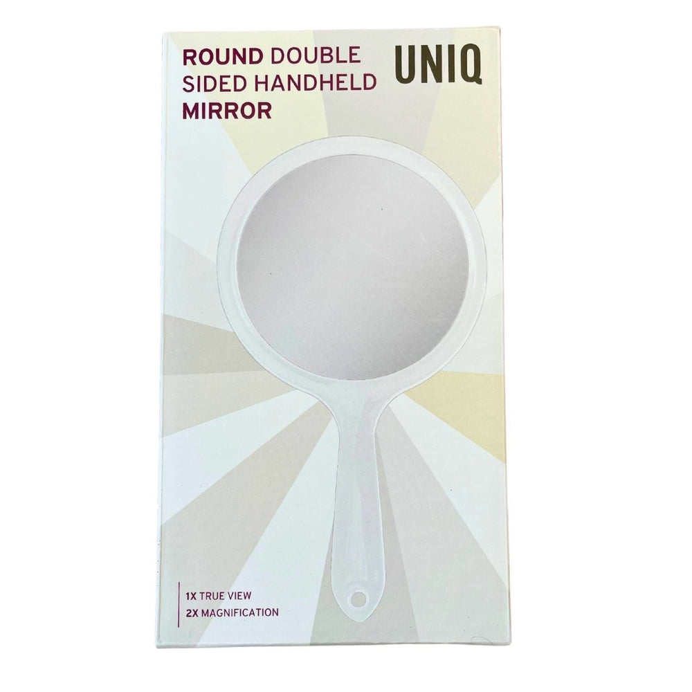 Æske til UNIQ Rundt Dobbeltsidet Håndholdt Spejl | Hvid - et rundt, dobbeltsidet håndholdt spejl fra UNIQ med hvidt håndtag. 1X true view og 2X forstørrelse spejl er vist i nederste venstre hjørne af æsken.
