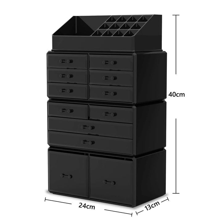 UNIQ XXL Organizer med 12 Skuffer og 16 Rum i sort akryl har opdelte rum, skråt topstykke og måler 40 cm i højden, 24 cm i bredden og 13 cm i dybden - ideel til makeupopbevaring.