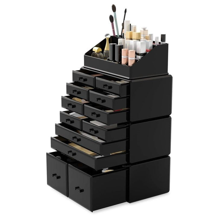 UNIQ XXL Organizer med 12 skuffer og 16 rum i sort fra UNIQ har plads til kosmetik, børster og flasker på toppen samt skuffer nedenunder til ekstra makeup-opbevaring.