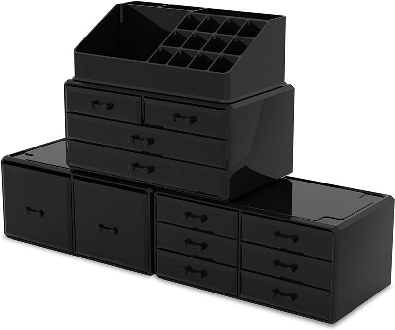 UNIQ XXL Organizer med 12 skuffer og 16 rum i sort plastik har flere skuffer og rum, inkl. øverste sektion til pensler eller læbestifter; stabelbart design fra UNIQ - perfekt til at holde makeupsager organiseret.