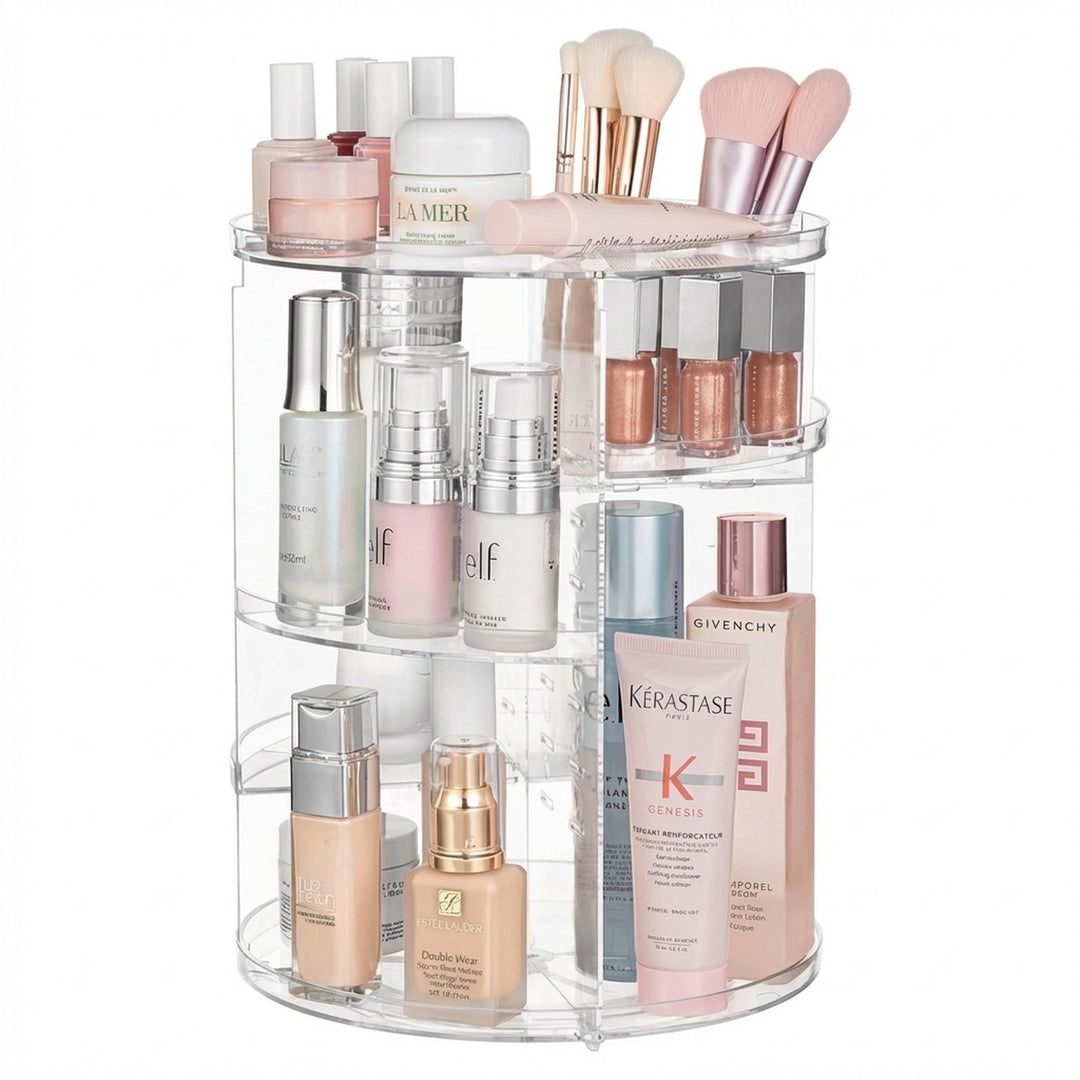 UNIQ 360 graders roterende organizer fra UNIQ holder makeup, lotions, parfumer, lyserøde børster og neglelak pænt organiseret på flere hylder i en transparent og stilfuld løsning.