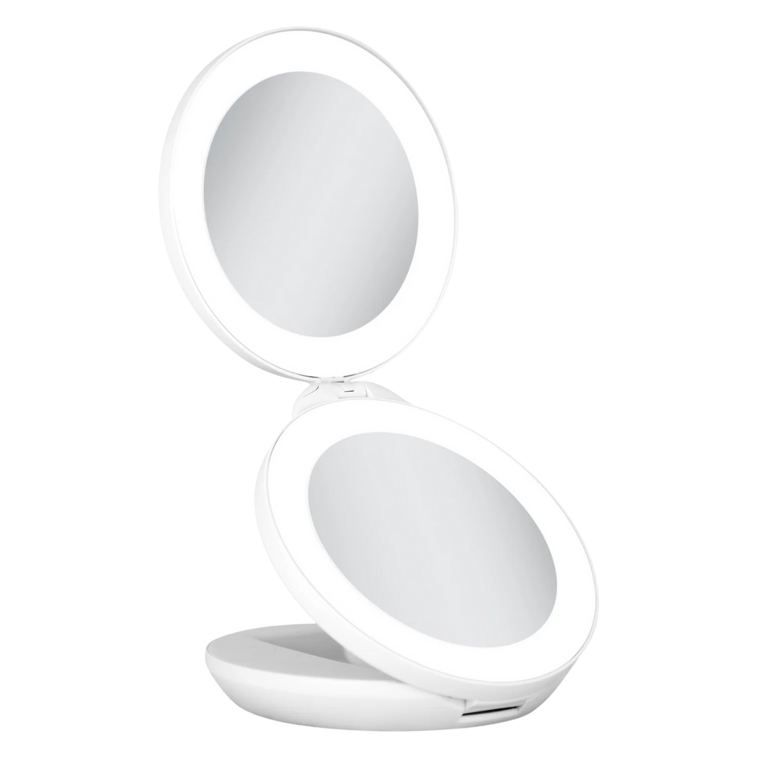 UNIQ Kompakt dobbelt rejsespejl med LED (10x forstørrelse) – Hvid fra UNIQ er et hvidt, rundt spejl, der kan foldes ud til to reflekterende overflader, hvoraf den ene side giver hele 10x forstørrelse til detaljerede nærbilleder. Spejlet har en integreret LED-lysring langs kanten, der sikrer klart og jævnt lys.