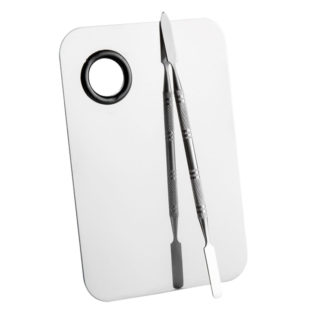 Technique PRO Professional Makeup Mixing Palette, der er fremstillet af rustfrit stål og udstyret med et praktisk tommelfingerhul, leveres med to metalspatler placeret ovenpå – perfekte til at blande foundation, udjævne skønhedsprodukter eller endda maling.
