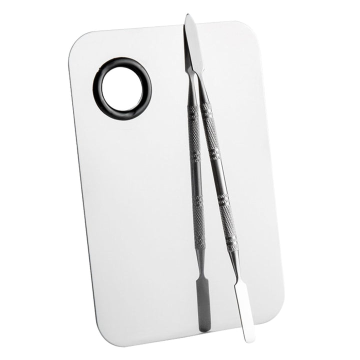Technique PRO Professional Makeup Mixing Palette, der er fremstillet af rustfrit stål og udstyret med et praktisk tommelfingerhul, leveres med to metalspatler placeret ovenpå – perfekte til at blande foundation, udjævne skønhedsprodukter eller endda maling.
