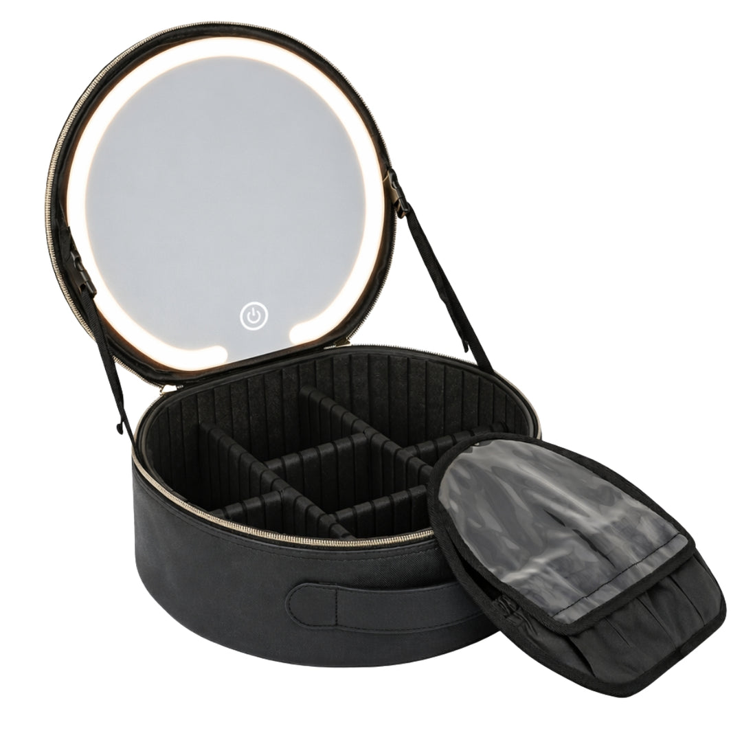 UNIQ Sort LED-makeupspejl med 3-farvet lys og praktisk opbevaring fra UNIQ er et rundt, sort rejse-makeupetui med LED-makeupspejl i låget, opdelte rum til effektiv opbevaring af kosmetik samt en netlomme på indersiden — perfekt som rejse-makeupspejl.