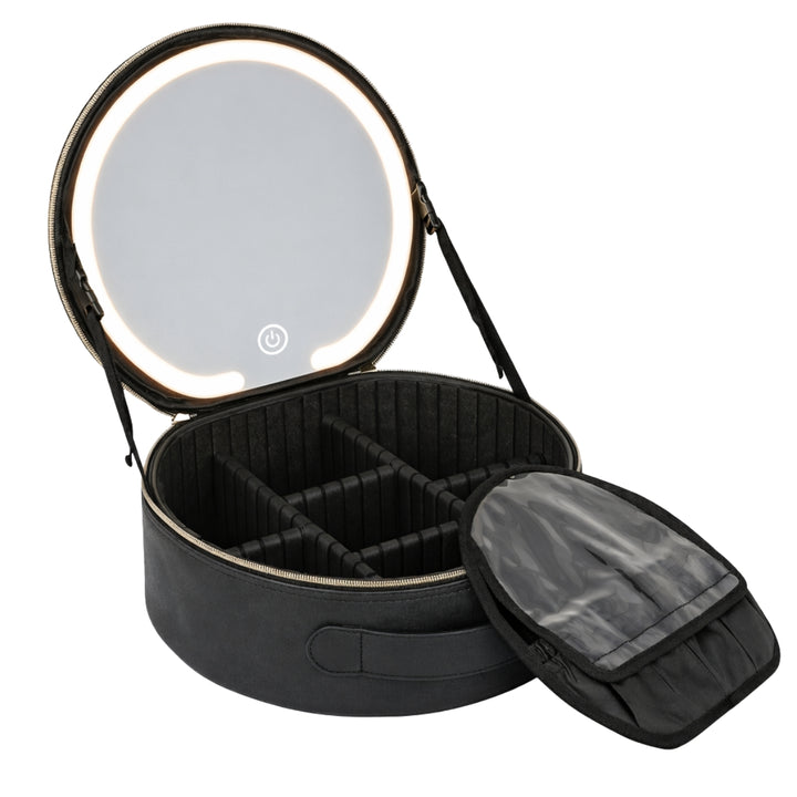 UNIQ Sort LED-makeupspejl med 3-farvet lys og praktisk opbevaring fra UNIQ er et rundt, sort rejse-makeupetui med LED-makeupspejl i låget, opdelte rum til effektiv opbevaring af kosmetik samt en netlomme på indersiden — perfekt som rejse-makeupspejl.
