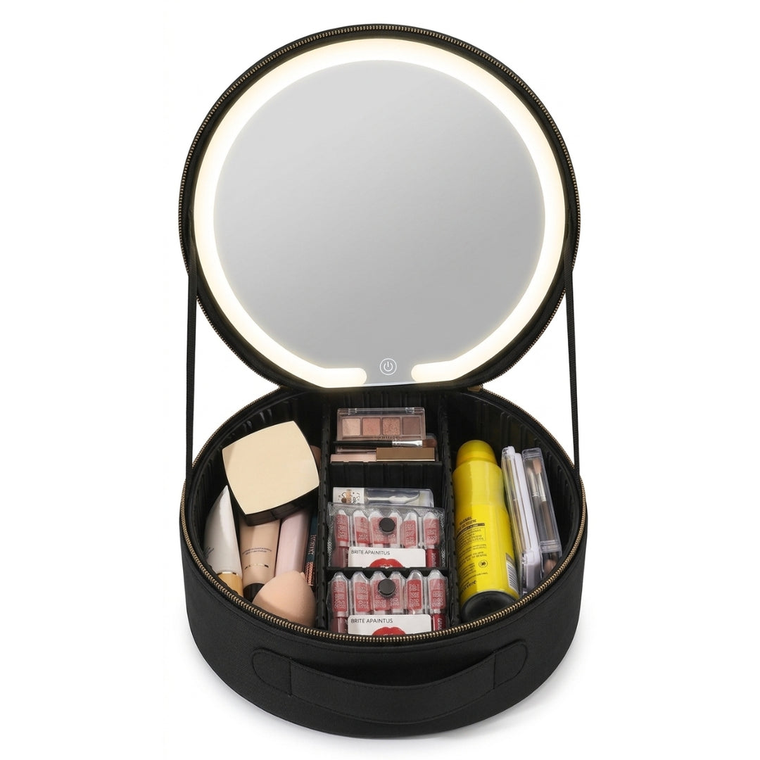 Vi præsenterer UNIQ Sort LED-makeupspejl med 3-farvet lys og praktisk opbevaring – rejse-makeupetui: Dette runde makeupetui fra UNIQ har et åbent låg med et indbygget LED-makeupspejl, der tilbyder belysning i tre farver, så du kan lægge makeup uden fejl. Indvendigt er læbestifter, pensler, paletter og flasker pænt organiseret i praktiske rum, hvilket gør den til den ultimative løsning til smart opbevaring af makeup, når du er på farten.