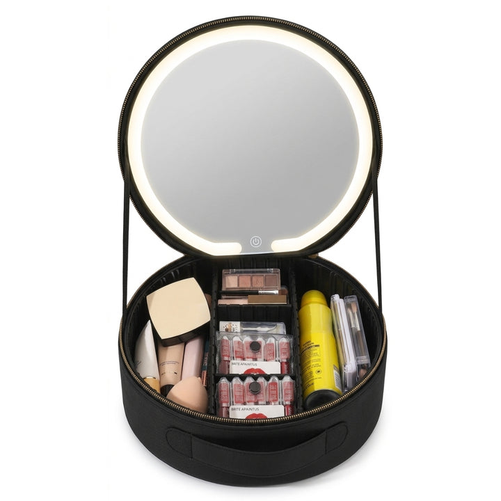 Vi præsenterer UNIQ Sort LED-makeupspejl med 3-farvet lys og praktisk opbevaring – rejse-makeupetui: Dette runde makeupetui fra UNIQ har et åbent låg med et indbygget LED-makeupspejl, der tilbyder belysning i tre farver, så du kan lægge makeup uden fejl. Indvendigt er læbestifter, pensler, paletter og flasker pænt organiseret i praktiske rum, hvilket gør den til den ultimative løsning til smart opbevaring af makeup, når du er på farten.