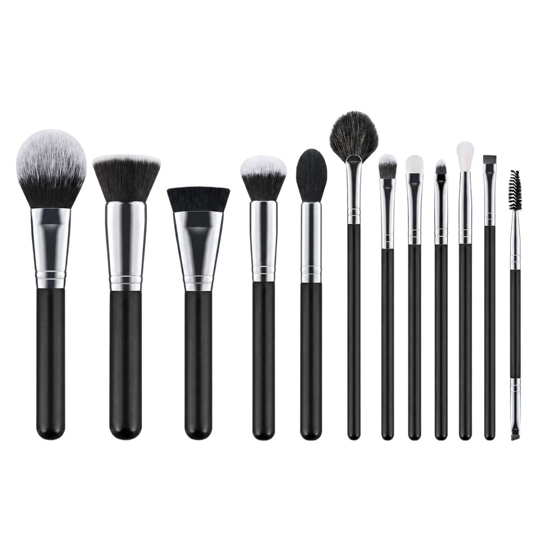 Technique PRO Galactic Ray Makeupbørste Sæt indeholder tolv makeupbørster med sorte skafter i forskellige former og størrelser, herunder øjenbørster og ansigtsbørster, som alle er pænt anbragt på en hvid baggrund – et uundværligt makeupbørstesæt fra Technique PRO til enhver skønhedsrutine.