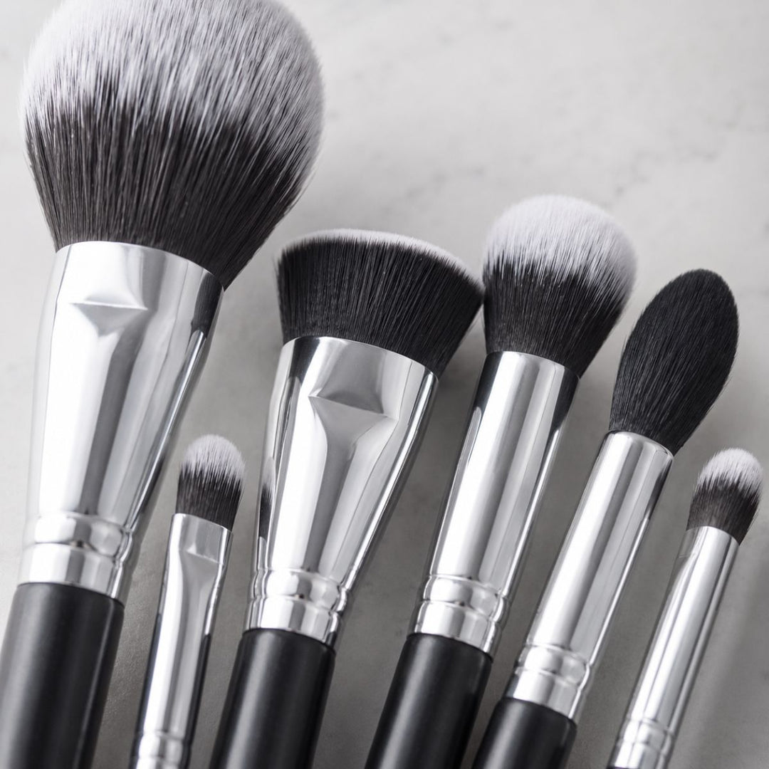 Vi præsenterer Technique PRO Galactic Ray Makeupbørste-sættet – et sofistikeret sæt fra Technique PRO bestående af 12 makeupbørster med elegante sorte skafter og sølvfarvede hylster, smukt anbragt på en lys, marmoreret overflade. Sættet indeholder både øjenbørster og ansigtsbørster i forskellige størrelser og former, der er perfekte til at skabe et fejlfrit look.