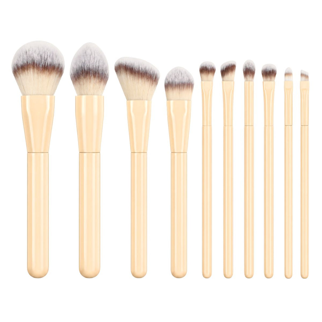 Technique PRO Buttercream Makeupbørste Sæt indeholder ti makeupbørster, hver med lysbeige skafter og hvide børstehår, anbragt i en række fra den største til den mindste. Dette elegante sæt fra Technique PRO indeholder både ansigts- og øjenbørster, hvilket gør det perfekt til at skabe fejlfri looks hver dag.