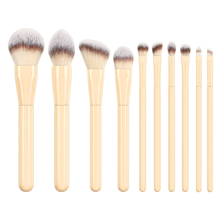 Technique PRO Buttercream Makeupbørste Sæt indeholder ti makeupbørster, hver med lysbeige skafter og hvide børstehår, anbragt i en række fra den største til den mindste. Dette elegante sæt fra Technique PRO indeholder både ansigts- og øjenbørster, hvilket gør det perfekt til at skabe fejlfri looks hver dag.