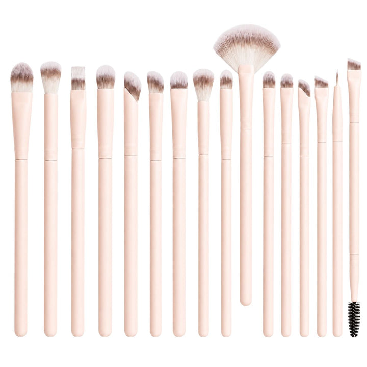 Teknique PRO Keen Eyeshadow, Eyebrow & Detailing Makeupbørste Sæt indeholder seksten lyserøde makeupbørster i forskellige former og størrelser, der er ideelle til at skabe fejlfri øjenmakeup, og som er anbragt lodret på række på en hvid baggrund.