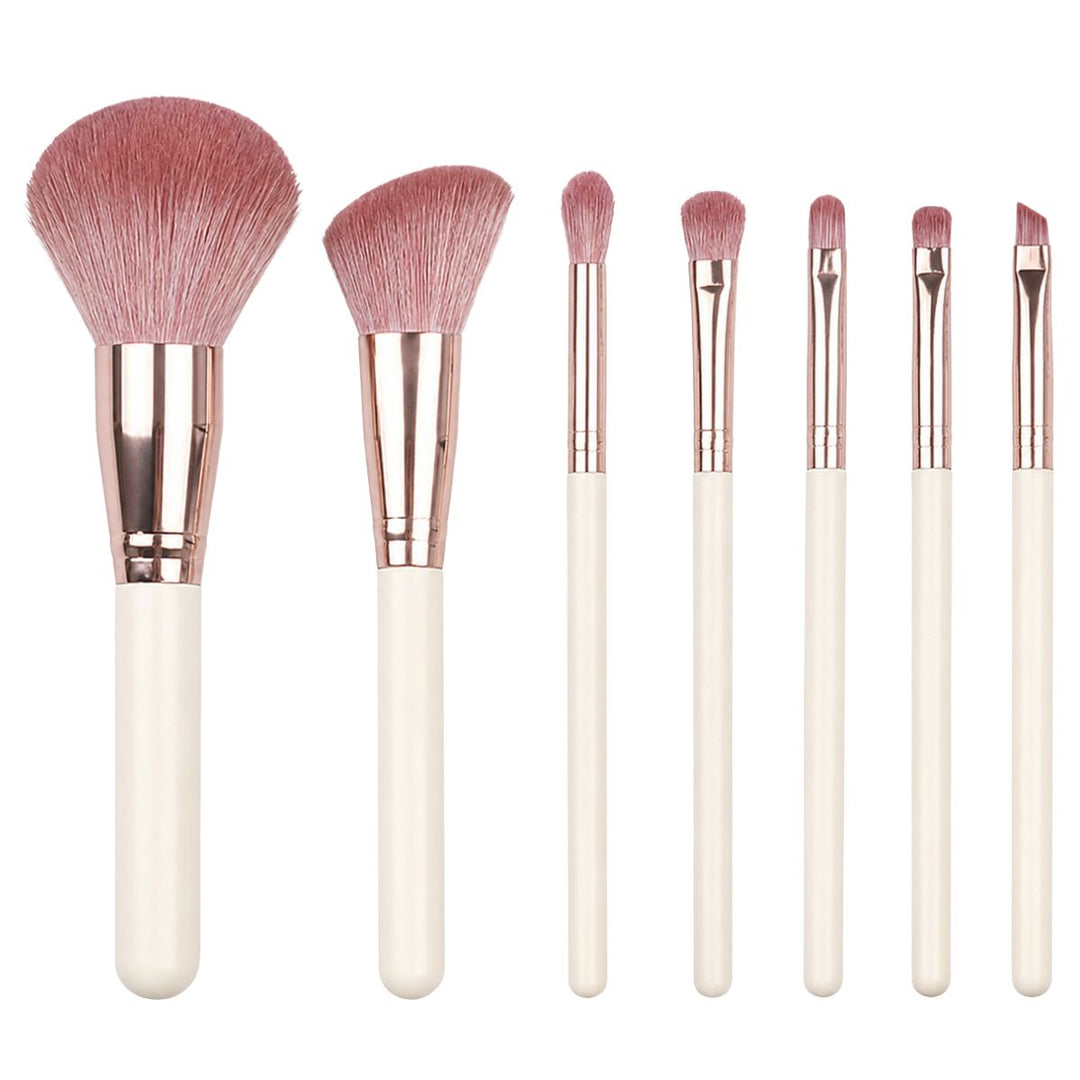 Technique PRO Dusty Magenta Makeupbørste Sæt indeholder syv makeupbørster med hvide skafter og børstehår i farven dusty magenta, der spænder fra store, fluffy ansigtsbørster til små, vinklede og afrundede børster til en lang række kosmetiske anvendelser – et perfekt sæt fra Technique PRO til alle dine skønhedsbehov.