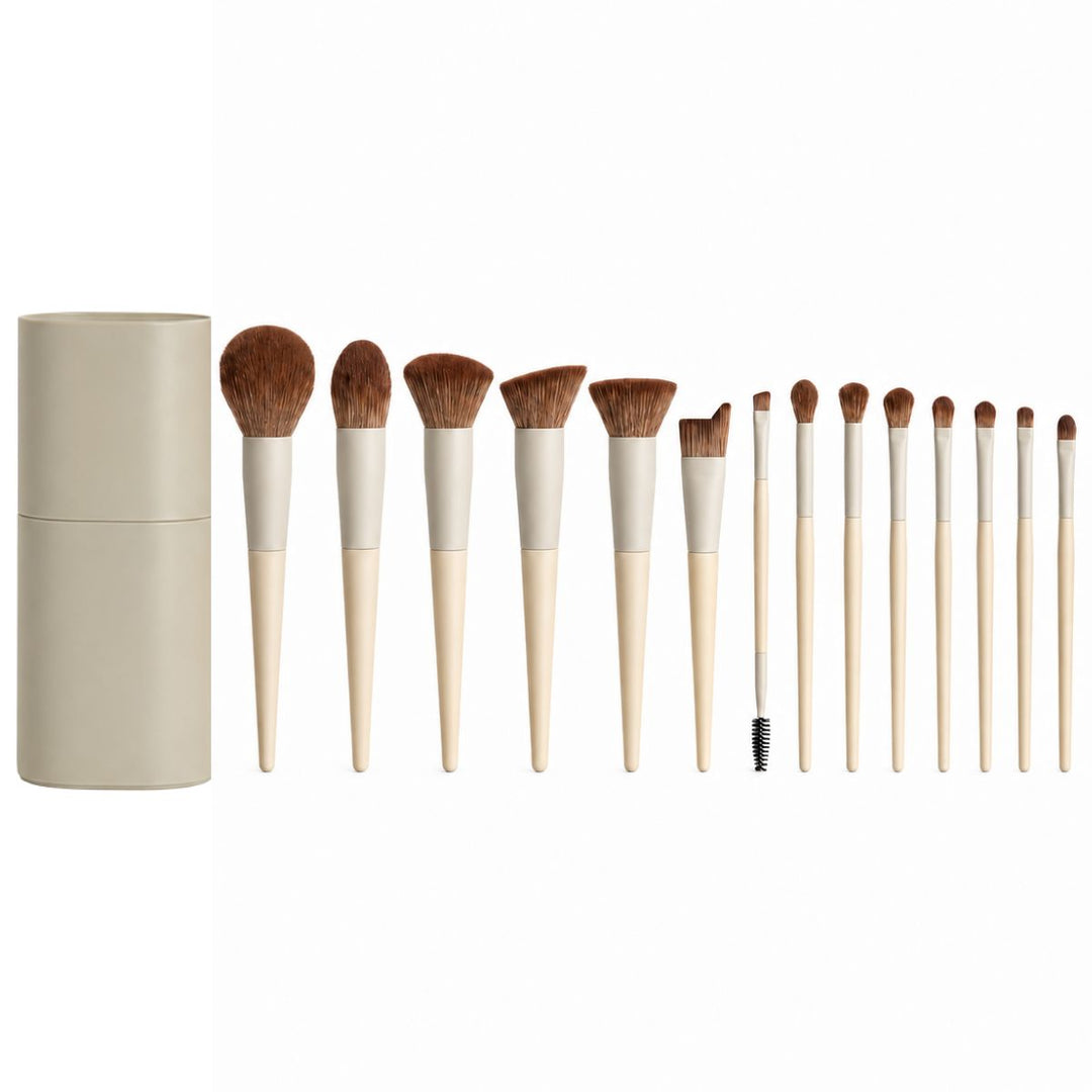 Et sæt bestående af atten makeupbørster med lyse håndtag og brune børstehår, der ligger perfekt på række ved siden af det matchende cylinderformede opbevaringsetui – Technique PRO Dover Makeupbørste-sættet fra Technique PRO er det elegante valg til fejlfri ansigtsmakeup.