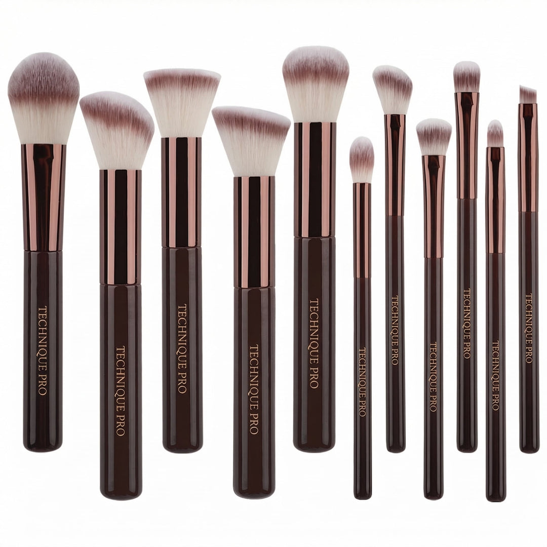 Technique PRO Chocolate Bronze Makeupbørste Sæt bestående af elleve makeupbørster med mørkebrune skafter og brune metalringe.
