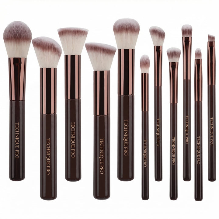 Technique PRO Chocolate Bronze Makeupbørste Sæt bestående af elleve makeupbørster med mørkebrune skafter og brune metalringe.