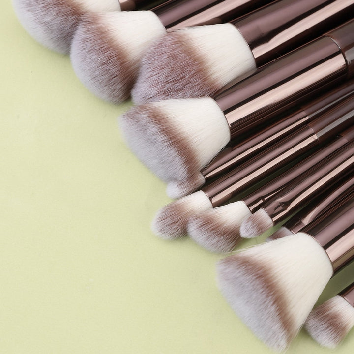Et Technique PRO Chocolate Bronze Makeupbørste-sæt bestående af elleve makeupbørster med metalliske skafter og tofarvede syntetiske børstehår, der er anbragt i vifteform.
