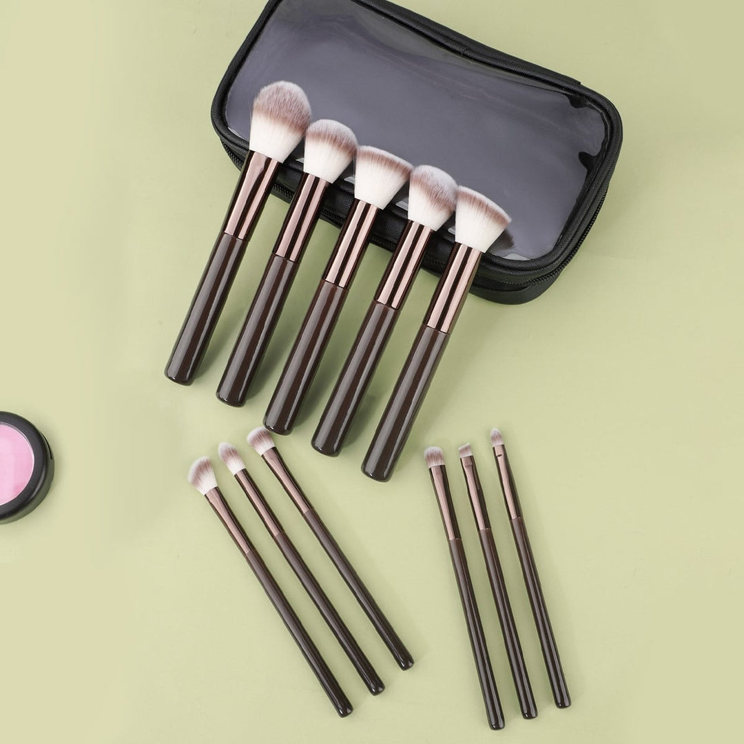Technique PRO Chocolate Bronze Makeupbørste Sæt bestående af elleve makeupbørster med mørkebrune skafter og et sort rejseetui.