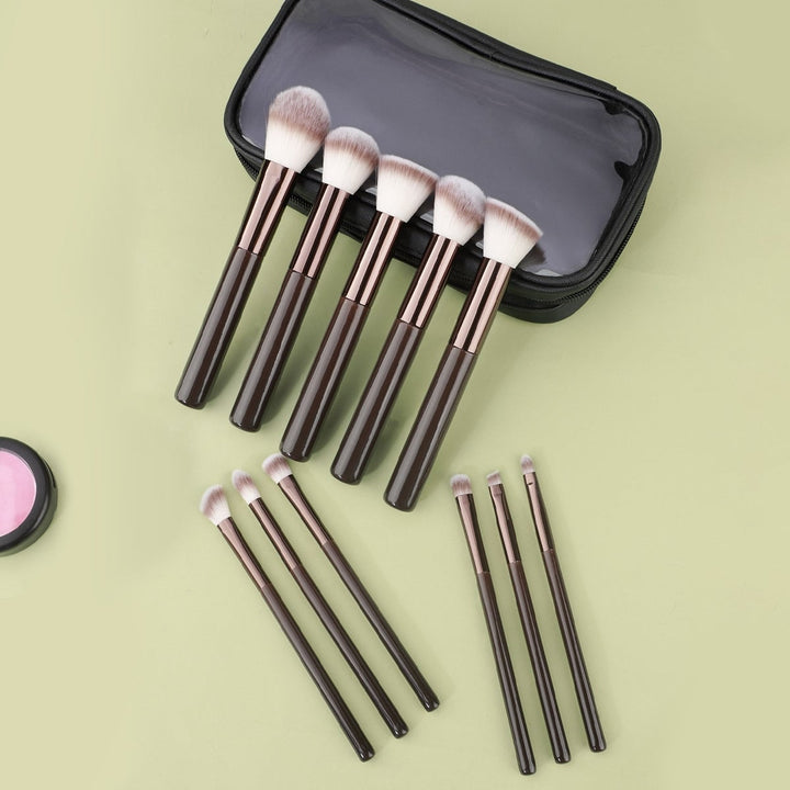 Technique PRO Chocolate Bronze Makeupbørste Sæt bestående af elleve makeupbørster med mørkebrune skafter og et sort rejseetui.
