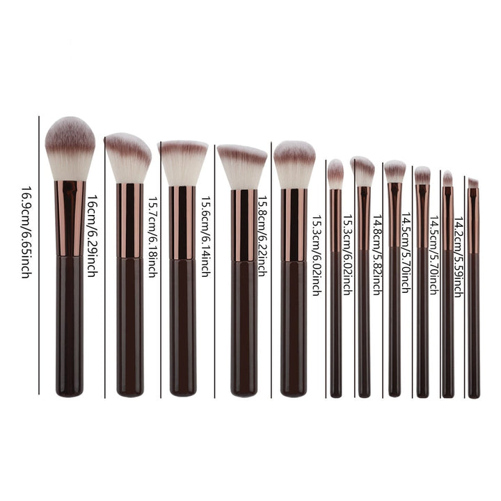 Elleve Eleven Technique PRO Chocolate Bronze-makeupbørster i forskellige størrelser, anbragt på række, hvor hver enkelt er mærket med sin længde i centimeter og tommer.