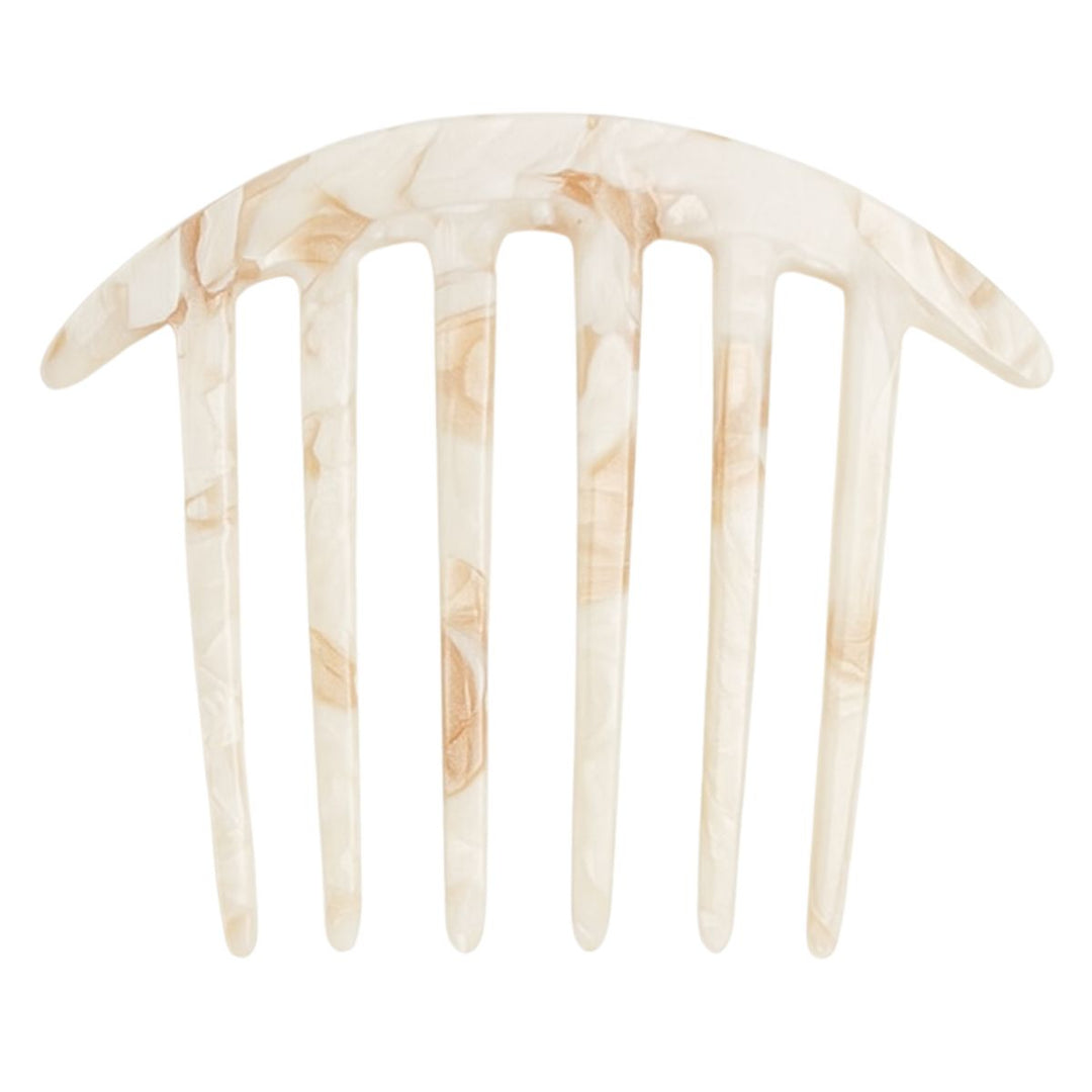 SOHO Lucile French Twist Hårkam - Marble fra SOHO er fremstillet af marmoreret beige og cremefarvet plast og har et halvcirkelformet design med seks bredt placerede tænder samt en glat, elegant buet overkant, der er prydet med et sofistikeret marmormønster.