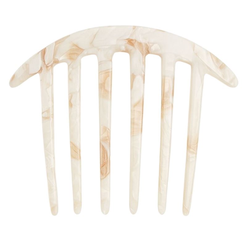 SOHO Lucile French Twist-hårkam – Marble fra SOHO er en hårkam med brede tænder, fremstillet af marmoreret beige og hvid plast, med fem lange, flade tænder og en let buet overkant.