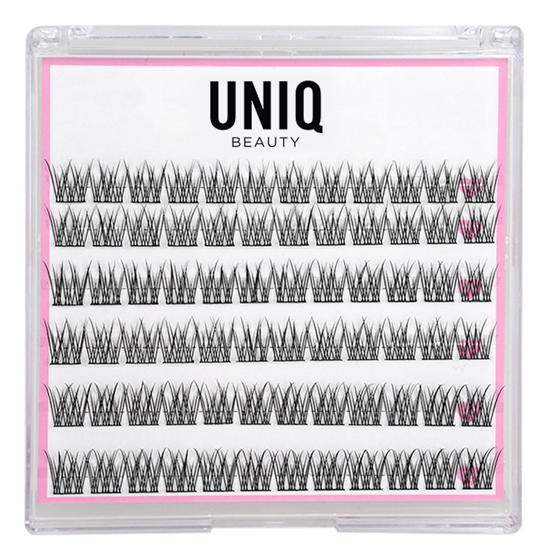 Et klart UNIQ Lash Extension Starter Kit fra Stylemekka.dk indeholder rækker af sorte klyngevipper med Bond & Seal, perfekt til DIY-extensions, som vises pænt på en hvid baggrund med en pink kant.