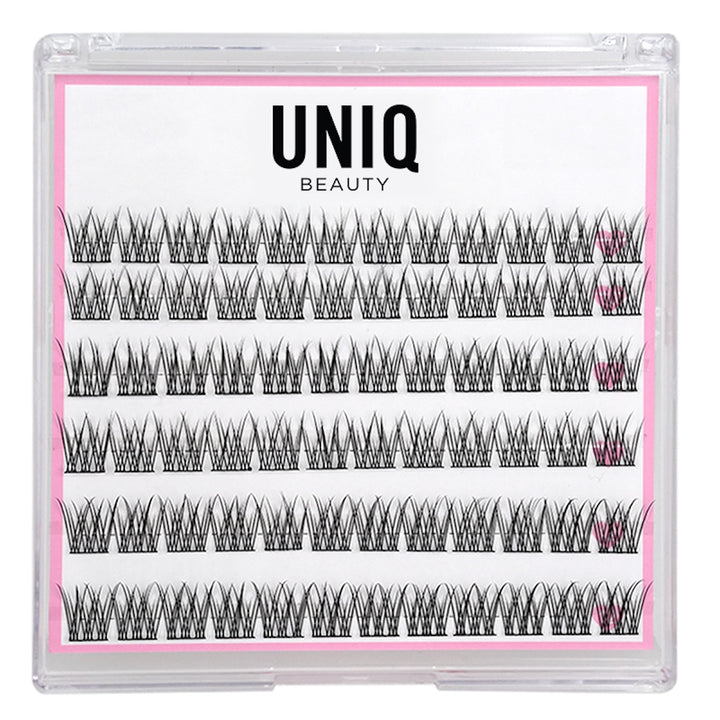 Et klart UNIQ Lash Extension Starter Kit fra Stylemekka.dk indeholder rækker af sorte klyngevipper med Bond & Seal, perfekt til DIY-extensions, som vises pænt på en hvid baggrund med en pink kant.