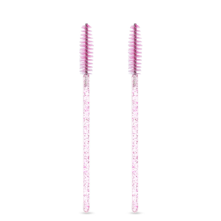 To pink glittermascarastænger med spiralformede børstehår står oprejst, perfekt til påføring af UNIQ Lash Extension Starter Kit - Vippeforlængelse med Cluster Lashes & Bond & Seal fra Stylemekka.dk.