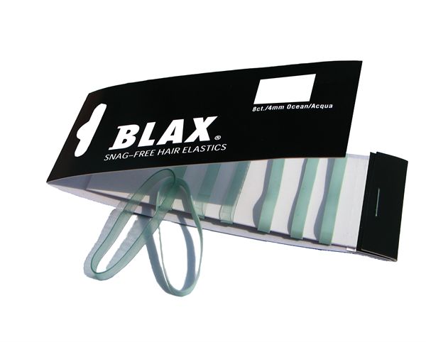 En pakke med BLAX hårbånd 4 mm – flere farver i lyseblå, hvor flere BLAX hårbånd er delvist trukket ud af en sort-hvid papholder.