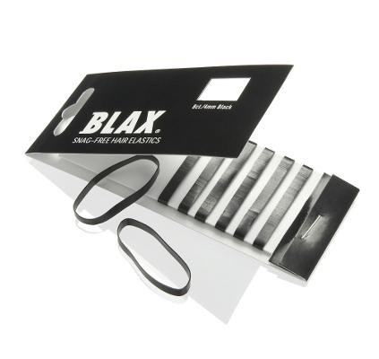 En åben pakke med BLAX Hårelastikker 4 mm – flere farver indeholder flere sorte elastikker, hvoraf to er synlige uden på emballagen på en hvid overflade. Disse hårbånd fra BLAX, der ikke hager sig fast, er designet med en bredde på 4 mm for at sikre skånsom styling uden, at håret filtrer sig sammen eller bliver trukket i.