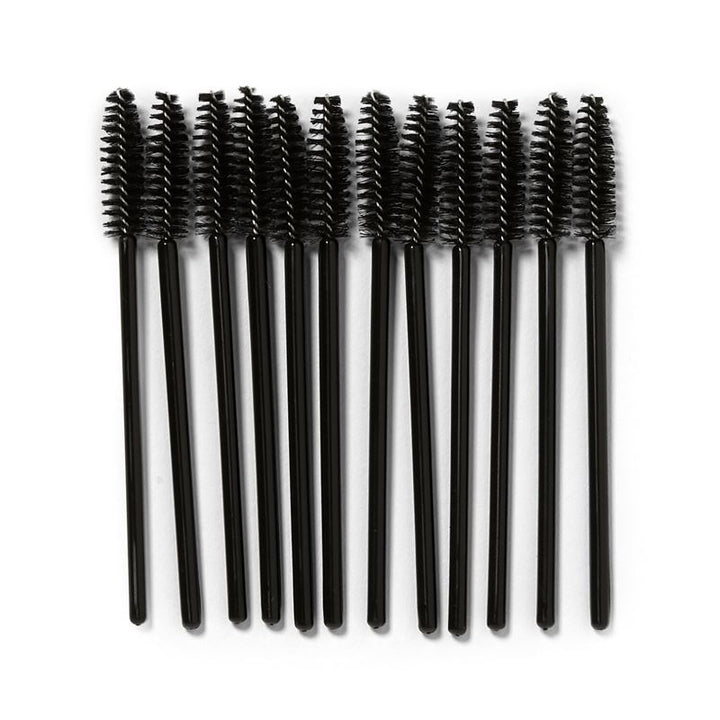 Ten Technique PRO Øjenvippebørster – sort, 10 stk., ideelle som mascarabørster til øjenvippeforlængelser med spiralformede børstehår, er placeret side om side på en hvid baggrund.